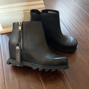 Sorel Joan of Arctic wedge III Chelsea booties.